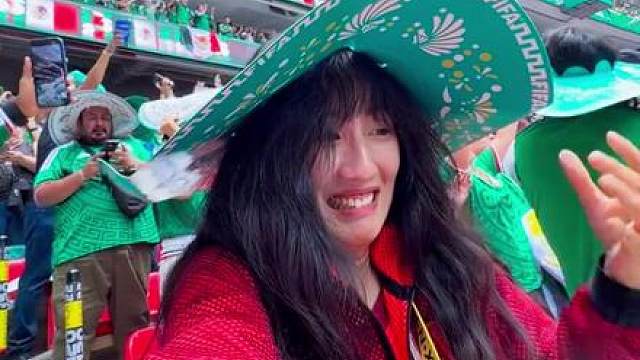 墨西哥球迷能有多疯狂？能扔的全扔了，现场下起了啤酒雨
