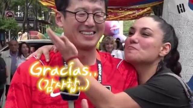 韩国男记者直播报道世界杯，被一名女球迷身后“突袭”搂住强吻