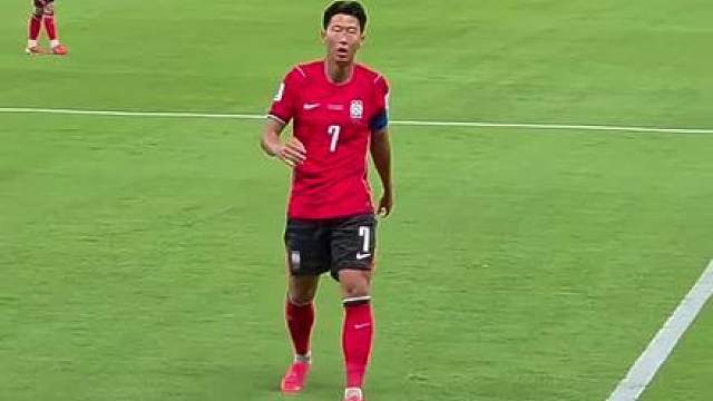 亚洲之光！韩国2:1逆转捷克取得世界杯开门红，孙兴敏罚角球时走到场边高举双手示意现场球迷高呼起来