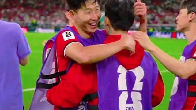 韩国2-1逆转捷克 赛后孙兴慜拥抱队友