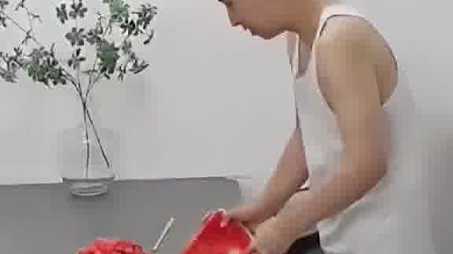 父爱如山崩！妻子见老公掏西瓜，没想到…