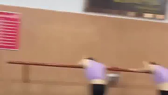 男子突然进女生舞蹈教室跳舞，现场女生沸腾尖叫，网友：仿佛唐僧进入女儿国！