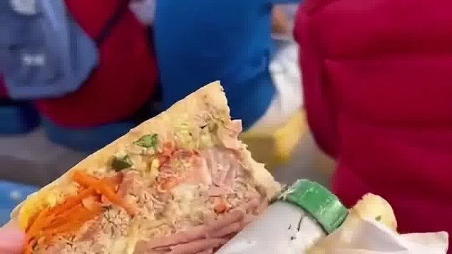 球迷将燃烧弹伪装成卷饼带入球场，在气势上成功压制对方球迷。