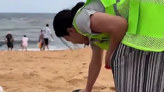 网友在沙滩上捡垃圾，不料下一秒成功把我逗笑了