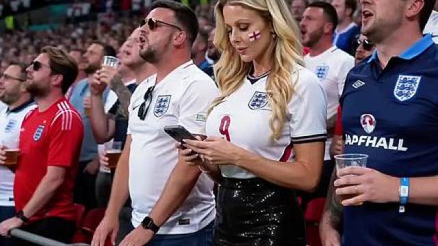 2026美加墨世界杯开幕：墨西哥vs南非 英格兰的球迷们都还在吗？
一次次遗憾落幕，又一次次满怀期待。
三狮军团，承载着几代球迷的执念。
Football's coming home足球回家