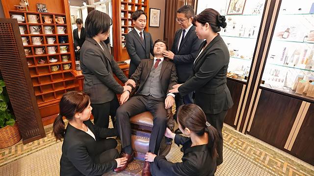 大开眼界！六人齐上阵！打卡东京超豪华百年理发店，体验感绝了