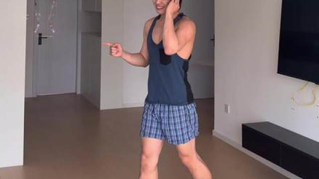 当我在跑步机上跟着世界杯国家球衣学穿搭 以前小时候半夜上厕所
经常抓到我爹在半夜看世界杯，激情澎湃
现在是在轮到我被抓到半夜再看世界杯
听到这首歌好像想起小学运动会时课间操的时候 
2026年世界杯到了。手机推送、广告牌、到处都在提醒我
—又四年了。我从柜子里拿出那个瘪了的旧日足球，又看速度调到七，然后站上去。我决定咯 这个夏天我要大口喝着冰水和朋友一起欢呼庆祝球赛！