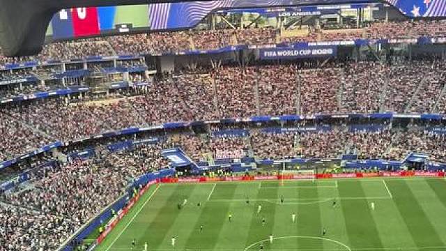2026美加墨世界杯，洛杉矶美国队开幕战。
美国队进球的那一瞬间，你开心到疯掉。
希望你长大以后再回想起今天，会觉得这是一个非常非常美好的回忆