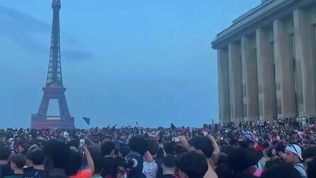 巴黎圣日耳曼再次夺得欧冠后，
法国球迷狂欢时高喊辱骂姆巴佩：
这一夜最尴尬的人出现了。