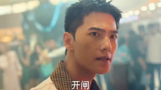 情侣约会遇到火灾 配合默契用可乐灭火