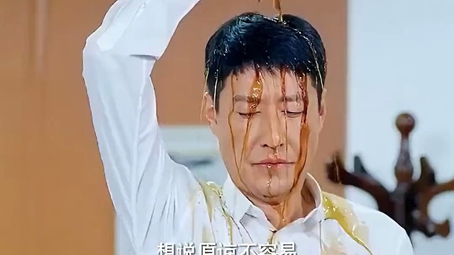 女友无理取闹，竟让男人酱油浇头来道歉，男人这一浇直接恩断义绝