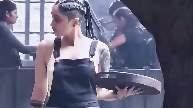 女孩意外在树中捡到一条金链子
