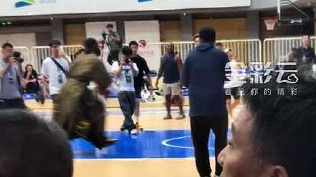 6月8日 浙江金华 NBA巨星杰伦·布朗和王鹤棣现身篮球馆，穿着中国服饰上演扣篮太帅了，王鹤棣还送了他一件自己品牌的衣服。