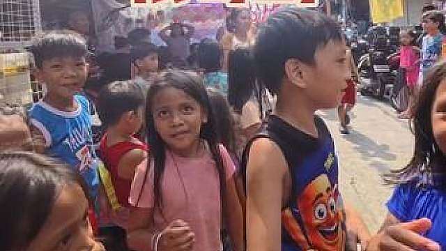 短短半日穿行，心里满是沉重与唏嘘。亲眼见识这座都市光鲜外壳下沉重的伤疤，才真切体会悬殊的贫富鸿沟，贫穷困住了他们的居所与谋生出路，却没能完全磨掉普通人骨子里的善良与对生活的期盼。离开回望成片连绵的铁皮棚户，远处高楼灯火亮起，一明一暗之间，是一座城市难以抹平的裂痕 。