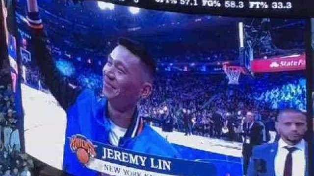 NBA总决赛继续进行，尼克斯今天在G3中主场对阵马刺。

前尼克斯球员林书豪现场观战，尼克斯主场播放