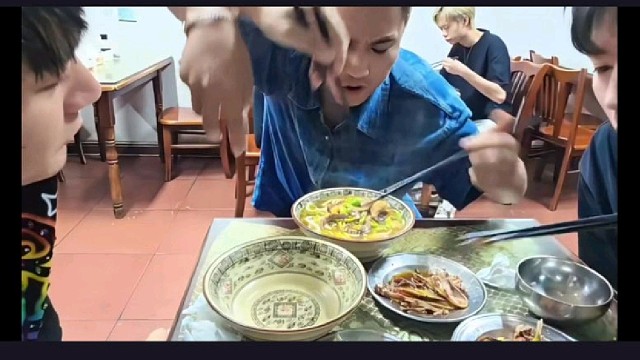 【小小小酷哥】沈不凡是真的惨，吃一碗面还要被抢！