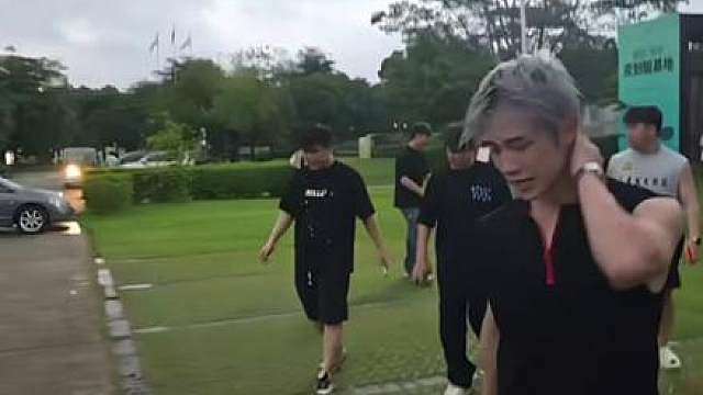 到饭点休息的时候，童哥离开手机那一刻才是他自己，童哥很努力，今天播的很好