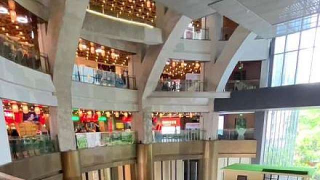 这就是全国最牛钉子户，整栋房子被商场360度环绕包围，出门就是大型商场和地铁