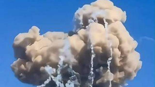 俄罗斯边境弹药库突发爆炸 巨型蘑菇云腾空 多处建筑受损，引多方猜测
