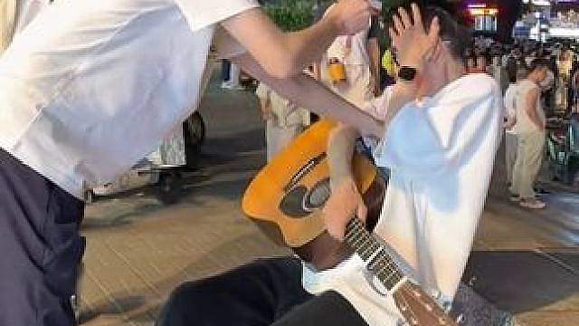 来街头唱歌锻炼一下胆量