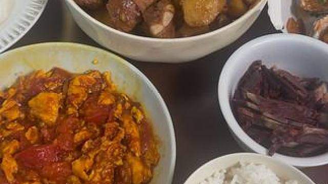 排骨炖豆角加土豆子和粉条子 东北家常菜 后面颜色淡了又加了点老抽 盛出来搂了三碗大米饭 没毛！