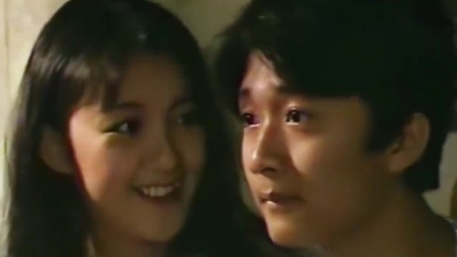 女孩邀请小伙到家里看录像带，谁料没一会两人都羞红了脸