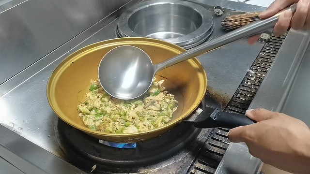 老板娘点名要吃面炕辣椒，不料学徒工故意露一手