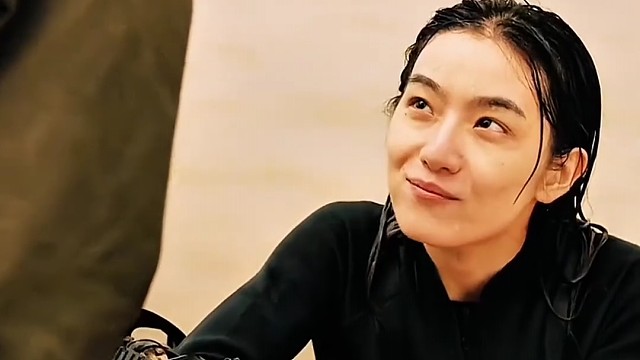在渔船上暧昧，下一秒就枪战。