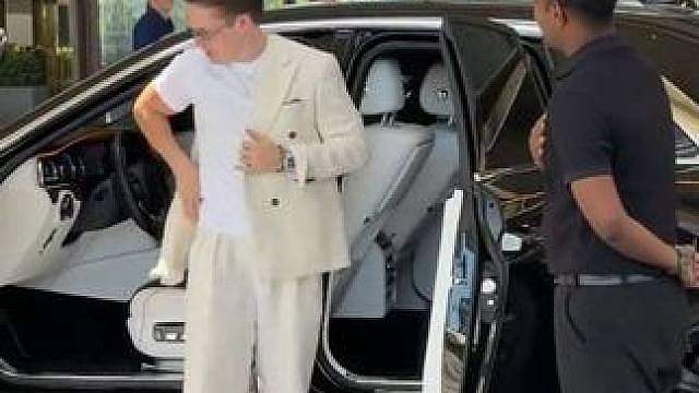 拖鞋配豪车，迪拜富豪驱车来到酒店