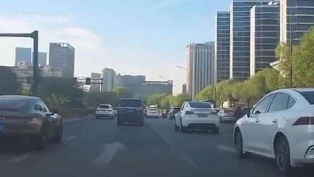 “不能因为离过婚就说人不好，而是别人对待感情认真才领证”