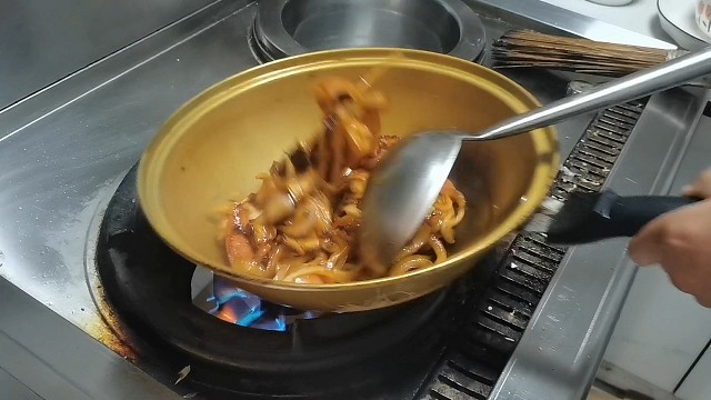 客人点个回锅肉，后厨没人敢做，厨师长霸气出手！