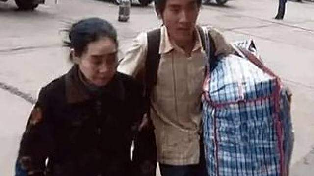 他吃烂菜叶，捡垃圾，睡猪圈，带病母上学。