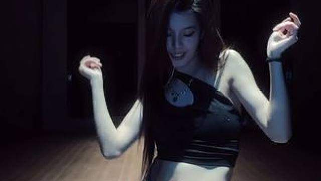 都来跳Jennie的这段啊啊啊啊啊编舞编的好美… 等待一个正式音源