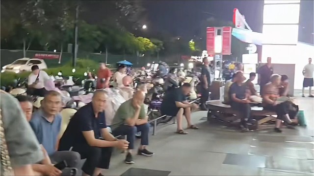 大锤户外天才杀进广场舞，隔壁大爷眼睛都看直了！