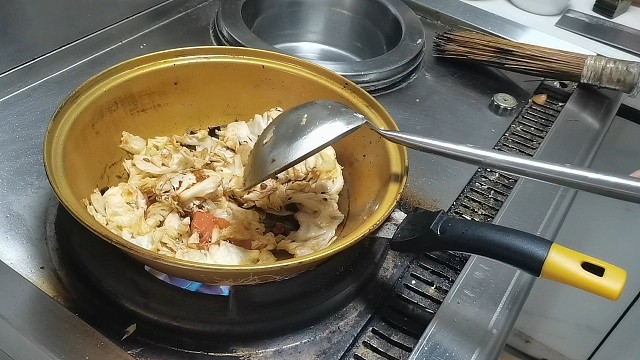 72岁大爷点个手撕包菜，结果一口没吃，当场走人。
