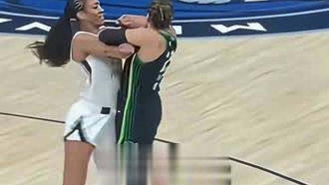 篮球名场面，WNBA 球员和业余男球员单挑的尴尬结果
