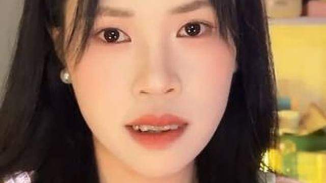 asmr当影楼妆娘看到美女客户后，整个人都变的温柔起来啦，以各种理由想跟她交朋友，没想到她也是…