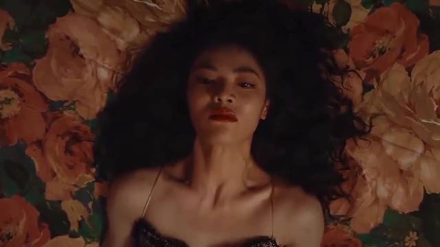 美女堪称极品y物老头亲w她的大腿兴奋的手都颤抖