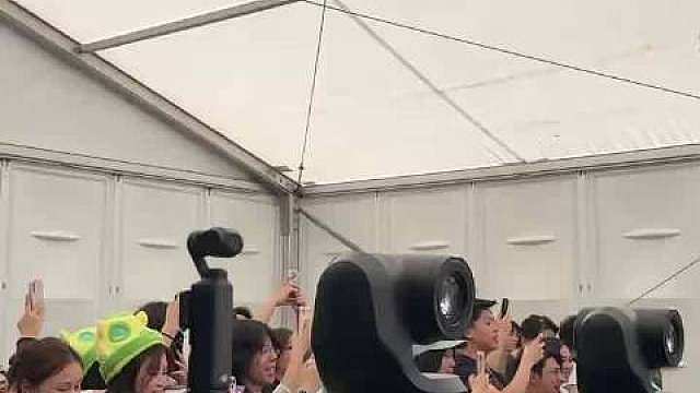 EDG来赛后采访啦！现场超级多粉丝

 ​​​