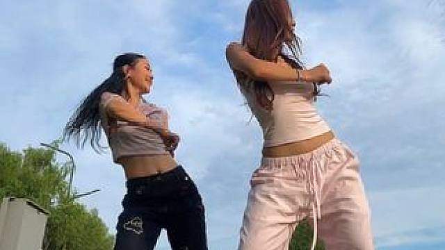 和姐妹一起跳舞就是最爽的