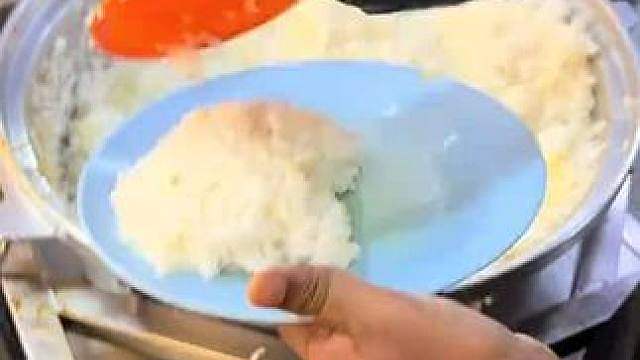 50令吉。米饭另加3份鱿鱼双份鱼肉鸡山羊双份鸡蛋洋葱鸡蛋卷心菜
