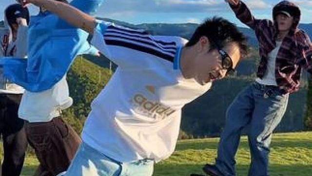 如果不开心了的话 就一起跳舞吧！