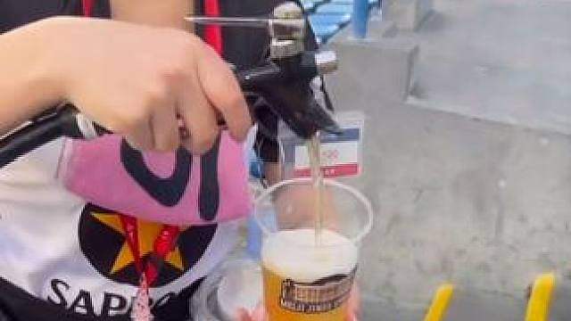 日本球场啤酒妹 看球的时候都会喝一杯
