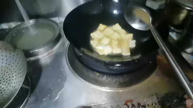 刚来的炒菜00后小伙，做了一道小白菜煎豆腐，要18500
