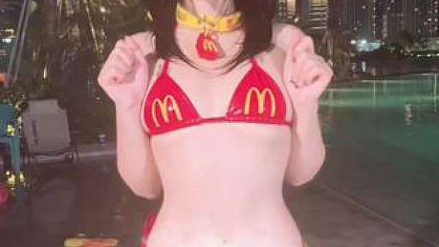 正常泳池穿搭，无不良引导
出镜：