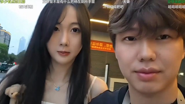 豆芽被调侃图啥呀，小二秒变委屈反问：你不想跟我站一块是吧？