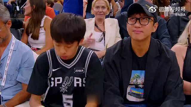 一、事件背景
2026年6月14日，邓超带着儿子等等现身NBA总决赛G5现场，观战尼克斯与马刺的巅峰