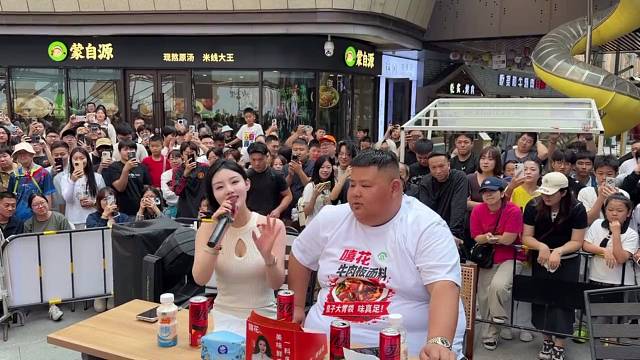 我以为你们都是在嘲笑他，没想到真有这么多人粉他啊？