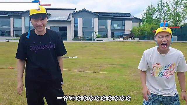 小酷做股才一分钟，不凡开心坏了终于一样比他强了！