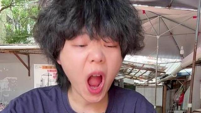 小学生严选早餐三件套！边吃早茶边看世界杯！ 牛肉砂锅粉丝鸭血砂锅方便面锅贴包饼！吃美了！